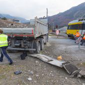 Bahn stößt gegen Lkw