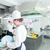 Saison beginnt und 900 Mitarbeiter fehlen