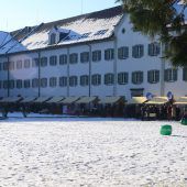 Bezaubernder weihnachtlicher Markt für den guten Zweck