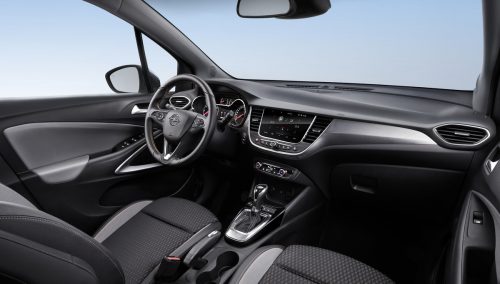 Im Cockpit spricht der Kompakt-SUVdie Designsprache der Blitzmarke.