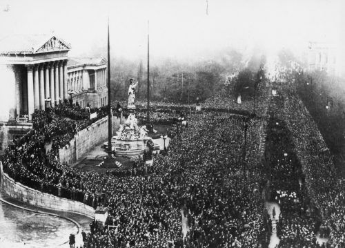 Tausende Menschen versammelten sich vor dem österreichischen Parlament.