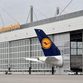 Heckflosse zu hoch – Hallentore mit Loch für Riesen-Airbus