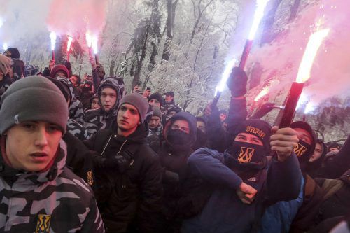 Vor dem Parlament in Kiew fordern Mitglieder des rechtsextremen Asow-Regiments hartes Durchgreifen gegen Russland. ap