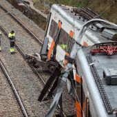 Erdrutsch lässt Pendlerzug entgleisen