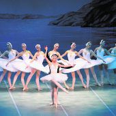 Ballett-Schwäne tanzen im Festspielhaus