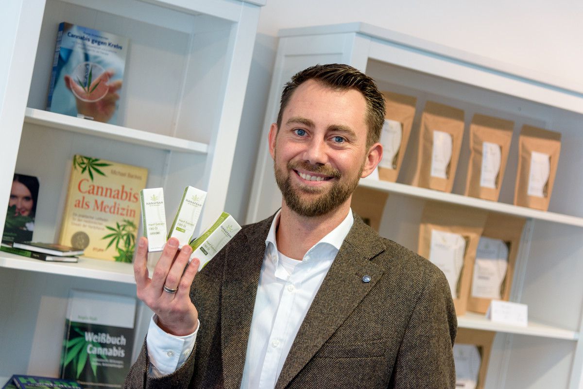 Daniel Feurstein hat ein Unternehmen, das unter der Marke Hanafsan CBD-Produkte herstellt. ⇒VN/Stiplovsek