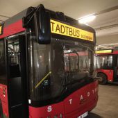 Eisklötze auf Stadtbus geworfen