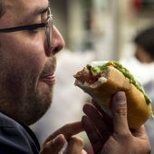 Schlafentzug und die Lust auf Junk Food