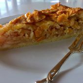 Apfelkuchen mit Mürbteig und karamellisierten Mandeln