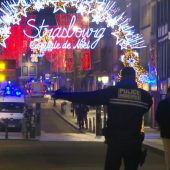 Todesschüsse auf Weihnachtsmarkt in Straßburg: Die Polizei geht von einem terroristischen Hintergrund aus. Verdächtiger auf der Flucht. »D10