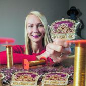 Briefmarke aus Gold mit Kristallen