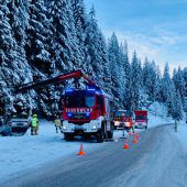 Auto überschlägt sich im Schnee