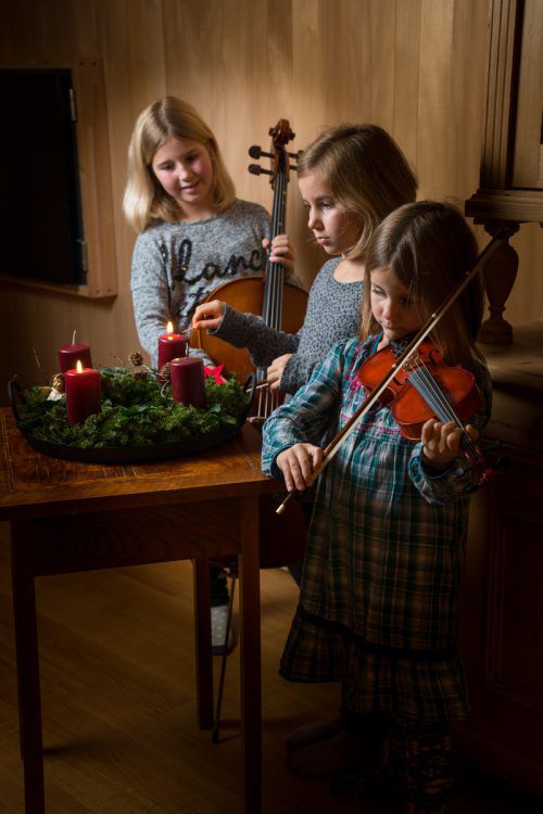 Paulina, Matilda und Aurelia zünden die zweite Adventkerze an. berchtold
