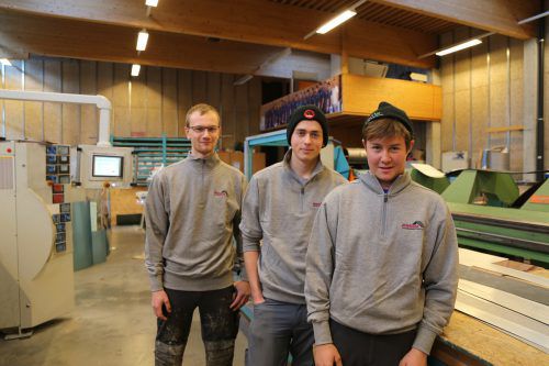 Rusch Franz Meusburger, Nico Berkmann und Johannes Felder heißen die drei neuen Lehrlinge bei Rusch Dachdeckerei-Spenglerei in Alberschwende. Johannes hat aufgrund voriger Schulbildung im 2. Lehrjahr einsteigen können und macht genauso wie Nico die Doppellehre zum Dachdecker und Spengler, Franz macht die Ausbildung zum Spengler. Rusch beschäftigt über 20 Mitarbeiter. Rusch
