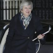 Britische Premierministerin bleibt vorerst im Amt