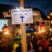 Anleuchten gegen die Asylpolitik der Regierung