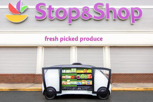 Autonome Autos sollen künftig als rollende Supermärkte direkt beim Kunden vorfahren. Die US-Einzelhandelskette „Stop&Shop“ will ab dem Frühjahr entsprechende Roboter-Fahrzeuge einsetzen, zunächst testweise im Großraum Boston. Bestellt wird das Liefermobil per Smartphone, auch die Türen der Warenauslage lassen sich per App öffnen.