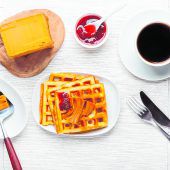 Waffeln mit Brunost und Marmelade