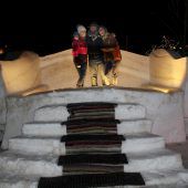 Zimmerhohes Sofa aus Schnee und Eis