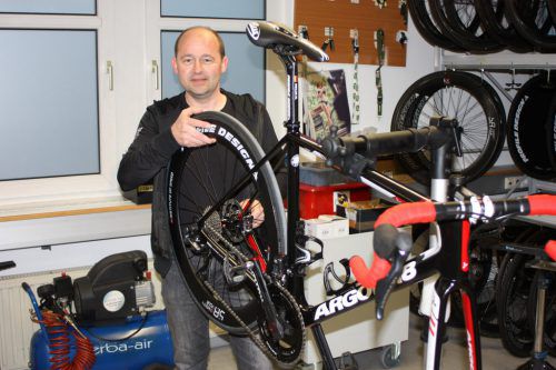 Johannes Kofler hat beim Radteam Vorarlberg eine Doppelrolle inne: Er ist sportlicher Leiter und legt als Chefmechaniker auch selber Hand an. VN/Knobel