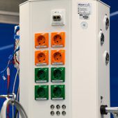 Orange Steckdosen als Sicherheitsnetz