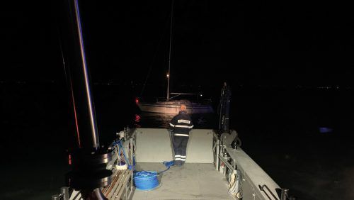 Das desolate Segelboot musste abgeschleppt werden.  Feuerwehr HArd/herb
