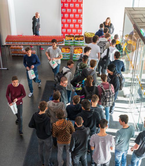 Die Schüler der HTL Bregenz nahmen das Angebot einer vitaminreichen Stärkung gerne an.  VN/Stiplovsek