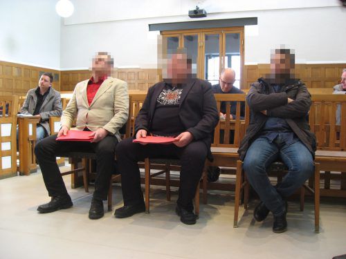 Drei der insgesamt fünf Angeklagten beim großen Waffenschieberprozess am Landesgericht Feldkirch.  eckert