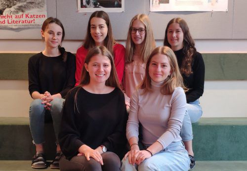 Für Katharina, Lisa, Angela und Noemi (2. Reihe v. l.) geht es nicht nach England. Katharina und Valentina (1. Reihe v. l.) wollen trotzdem nach London.  VN/Haller