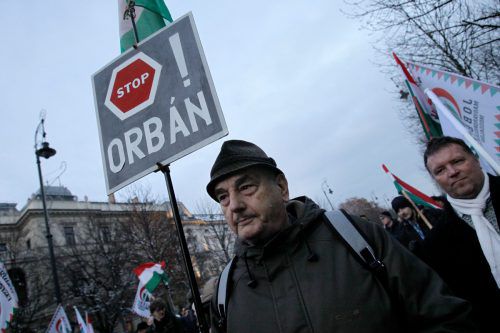 In Budapest demonstrieren Gewerkschafter und Oppositionspolitiker gegen Orban und seine Regierungspartei Fidesz.  afp
