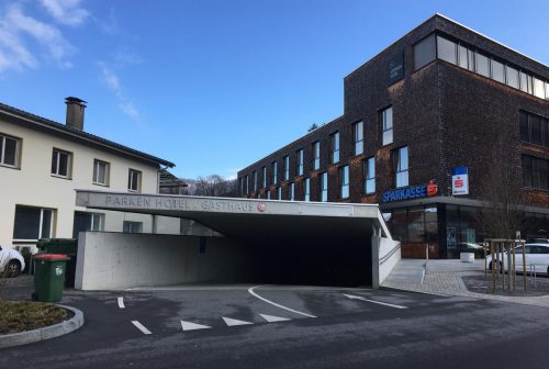 In der Tiefgarage am Sternenplatz in Wolfurt stehen zwei E-Autos zum Ausleihen bereit.  hapf