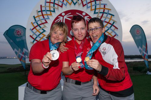 Katharina Swanson, Anna-Maria Mächler und Johanna Pramstaller mit ihren Medaillen bei den World Summer Games 2019 in Abu Dhabi. GEPA
