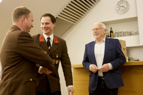 Markus Morscher übergibt das Amt des Feuerwehrkommandanten an seinen Nachfolger Reinhard Morscher. Bürgermeister Dietmar Summer gratuliert.  Gemeinde/Fritz