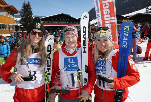 Nina Ortlieb (l.) musste sich nur Lisa Grill geschlagen geben und holte Silber in der Abfahrt. gepa