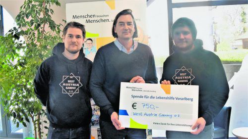 Samuel Rauch (WAG), Axel Schwnatner von der Lebenshilfe und Hanno Loacker (WAG) bei der Spendenübergabe.  Loacker