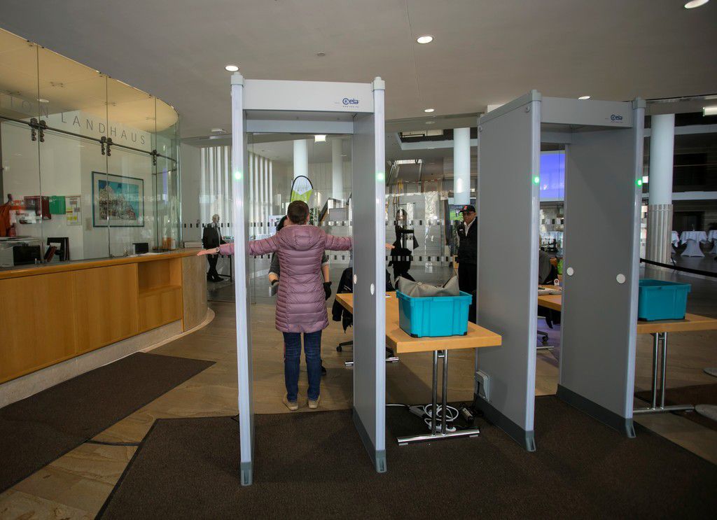 Sicherheitsschleusen: 10.000 Kontrollen pro Woche - Vorarlberger