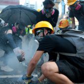 Massenprotest legt Hongkong lahm