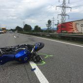 Biker über Leitschiene geschleudert