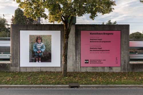 An den Billboards entlang der Bahnhofstraße in Bregenz zeigt Raphaela Vogel eine Geschichte, die ihr mit neun Jahren widerfuhr. KuB/Tretter