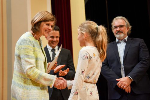 Bildungslandesrätin Barbara Schöbi-Fink gratulierte den stolzen Teilnehmern. Land/HB