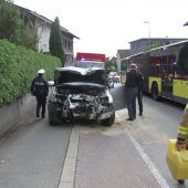 Mit Pkw gegen Laterne und Mauer