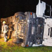 Lkw schleuderte auf regennasser Fahrbahn und kippte um