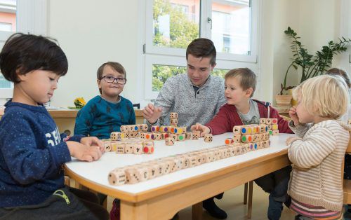 Die junge Männer lernen auch den Beruf des Kindergartenpädagogen kennen.