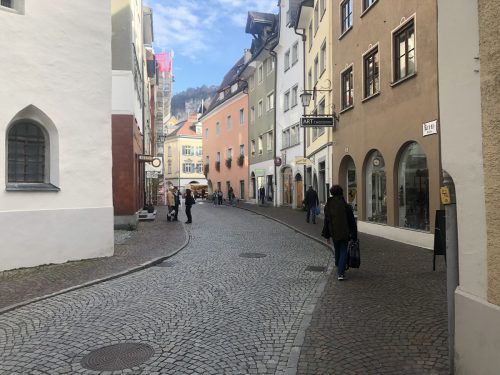 Die Kreuzgasse ist ein Beispiel für eine Einkaufsstraße mit unterschiedlichen kleinen Anbietern, die nahe der A-Lage Marktgasse ihre Produkte anbieten. VN/GMS