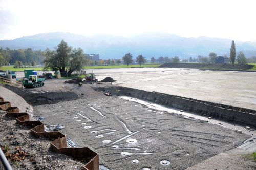 Die Sportstätte in Gaißau ist im Bau, im Vordergrund die Baugrube für das Klubheim. ajk