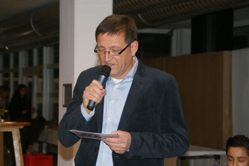 Direktor Gerd Neururer spricht zur Eröffnung.  pe
