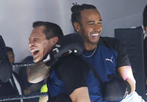 Duell der Champions: Lewis Hamilton beim freundschaftlichen Sparring mit Mexikos Boxlegende Julio Cesar Chavez im Vorfeld des Grand Prix in Mexiko-Stadt. AP