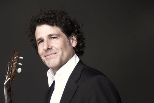 Gitarrenvirtuose Alexander Swete spielt gemeinsam mit der tonart sinfonietta und Bandoneonist Eduardo Garcia das erste Orchesterkonzert im Rahmen der Reihe „Gitarre amBach“. NANCY HOROWITZ