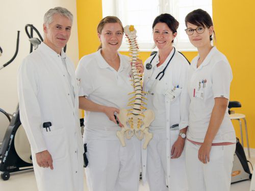 Primar Günter Höfle (l.) mit dem Osteoporose-Team des Landeskrankenhauses Hohenems. khbg