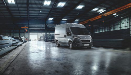 PSA startet 2020 mit der Elektrifizierung seiner Transporter-Baureihen. Den Start machen die E-Varianten von Peugeot Expert, Citroen Jumpy und Opel/Vauxhall Vivaro, die es mit zwei unterschiedlichen Akku-Stufen geben wird. Die Ausführung mit 50 kWh soll über etwa 200 Kilometer Reichweite verfügen, die mit 75 kWh über 300 Kilometer (jeweils nach WLTP).